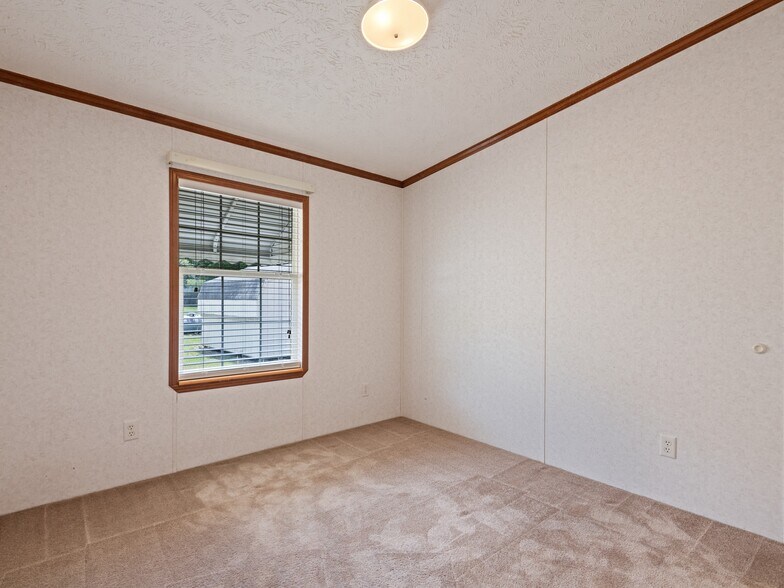 More Photos Of 25 Lester Ln, Waynesville Flex For Sale