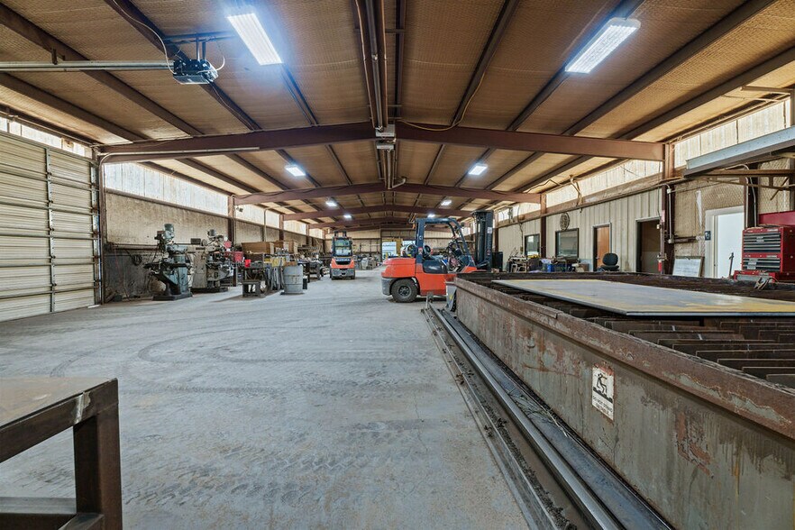 More Photos Of 3917 Clovis Rd, Lubbock Warehouse For Lease