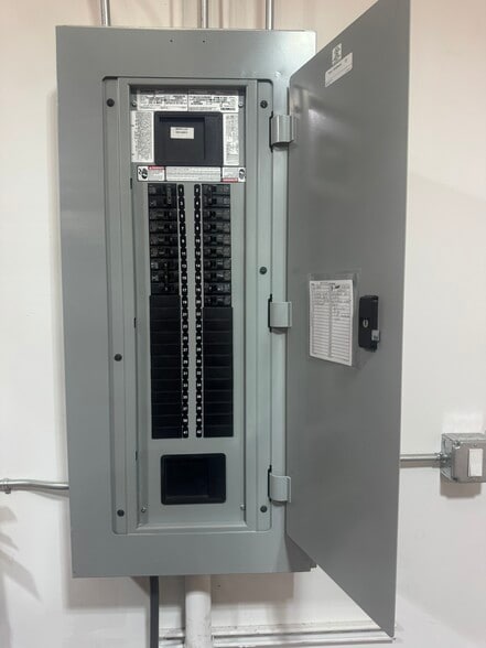 More Photos Of 238-256 W Chestnut Ave, Monrovia Warehouse For Lease