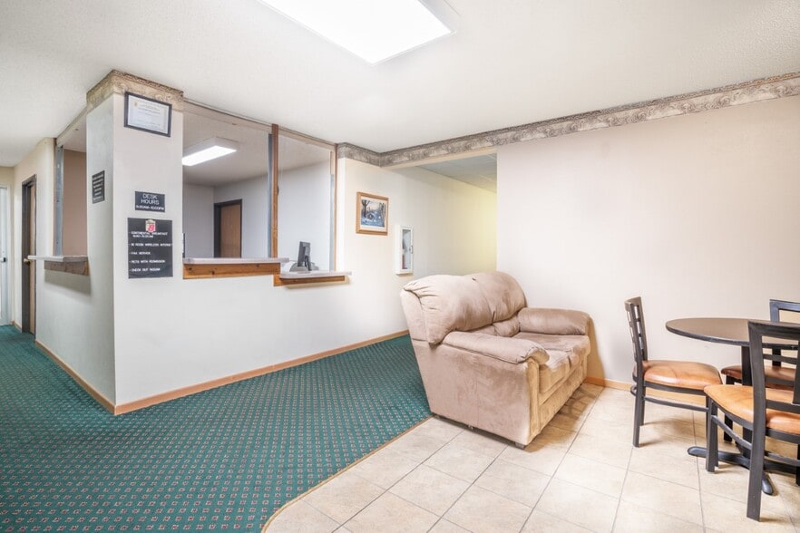 More Photos Of 726 S Lake Ave, Phillips Hotel For Sale