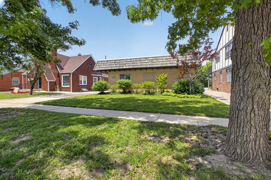 More Photos Of 133 N Glendale St, Wichita Office For Sale