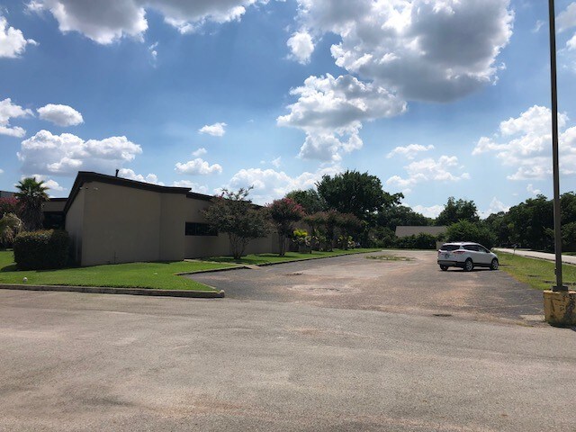 More Photos Of 6033-6035 Airline Dr, Houston Medical For Lease