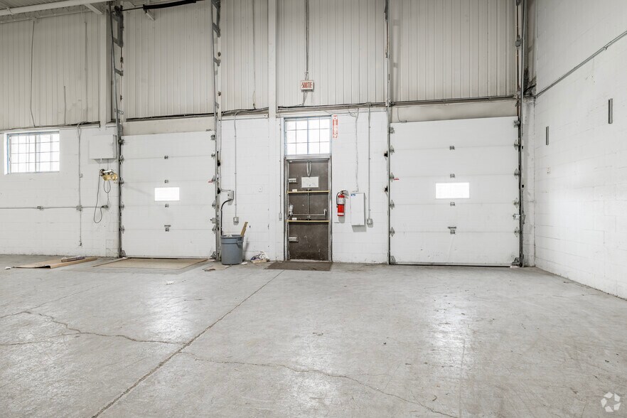 More Photos Of 9415-9495 Aut Transcanadienne, Montréal Warehouse For Lease