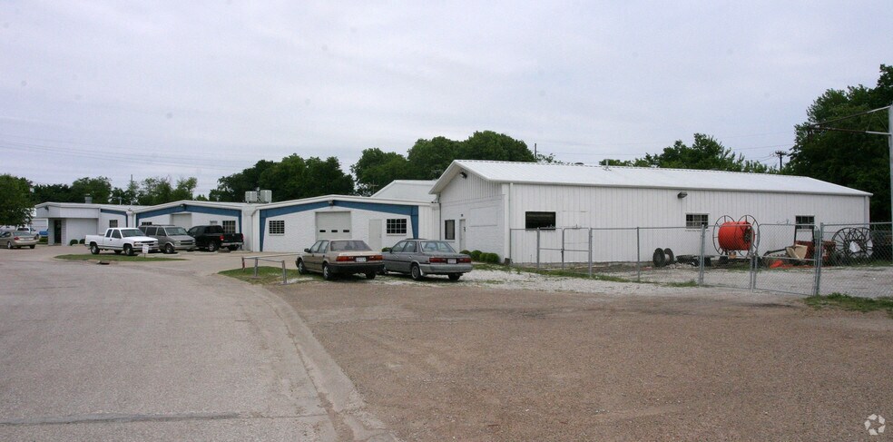 More Photos Of 232 Commercial St, Garland Distribution For Lease