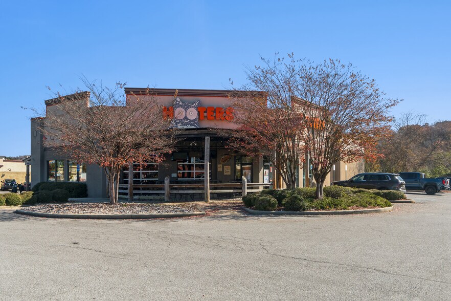 Primary Photo Of 400 Cahaba Valley Rd, Pelham Restaurant For Sale