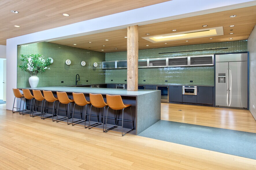 More Photos Of 225 W Ohio St, Chicago Office For Lease