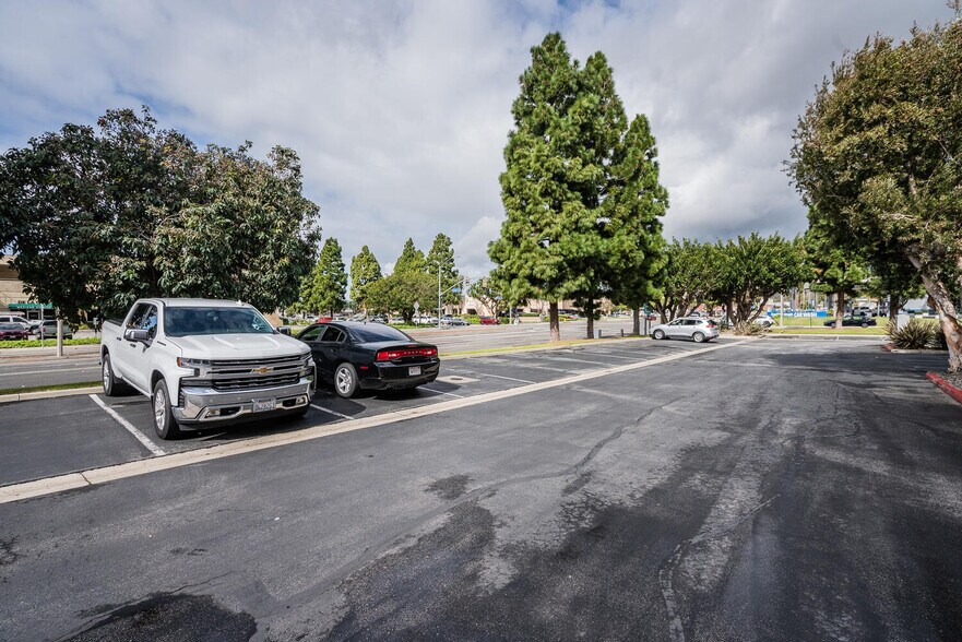 More Photos Of 4572 Telephone Rd, Ventura Warehouse For Lease