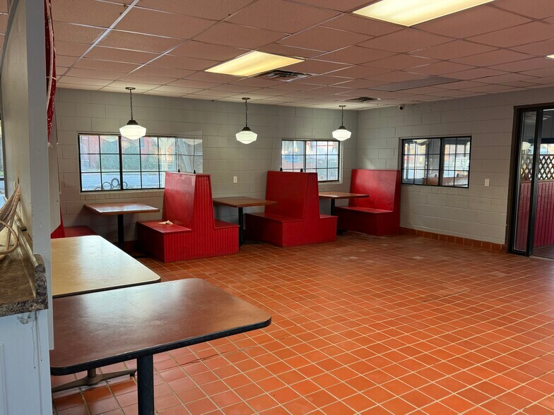 More Photos Of 109 Broad St, Hawkinsville Restaurant For Sale