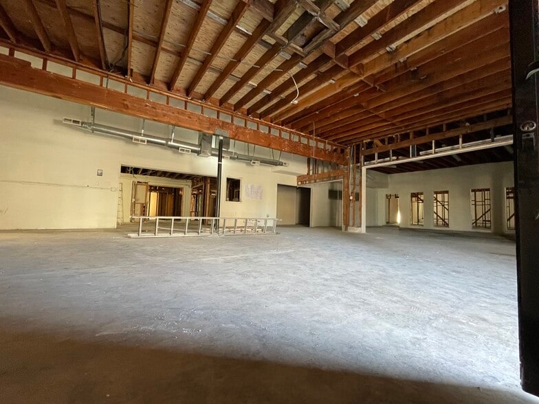 More Photos Of 10452 Magnolia Blvd, North Hollywood Storefront Retail Office For Sale