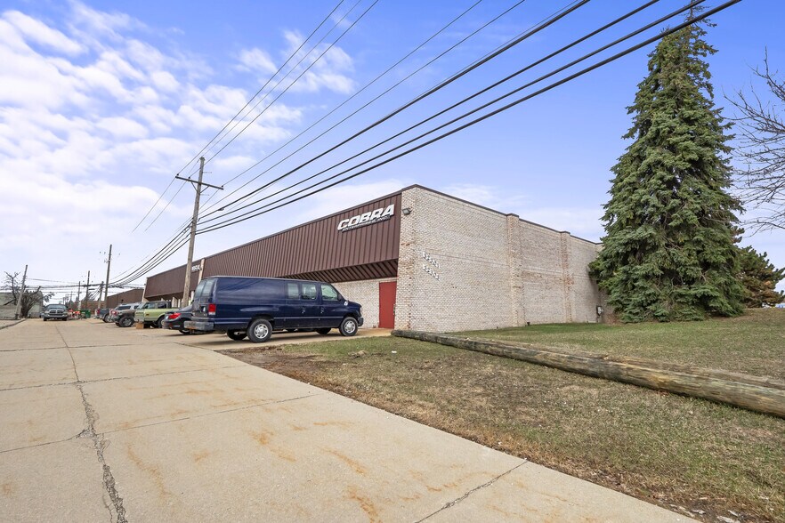 More Photos Of 32301-32303 Howard Ave, Madison Heights Warehouse For Lease