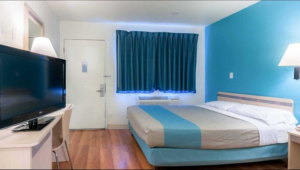 More Photos Of 1860 E Main St, Green River Hotel For Sale