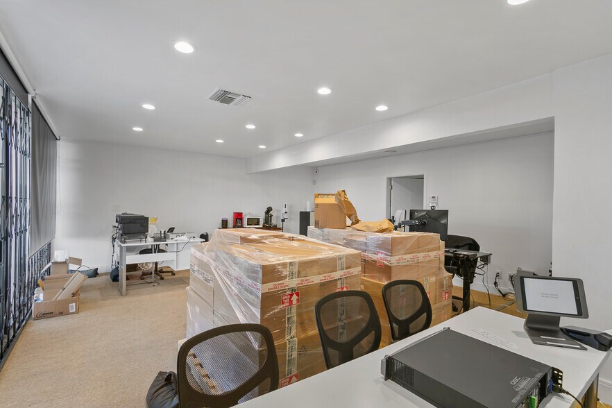 More Photos Of 22520-22522 Ventura Blvd, Woodland Hills Storefront Retail Office For Lease