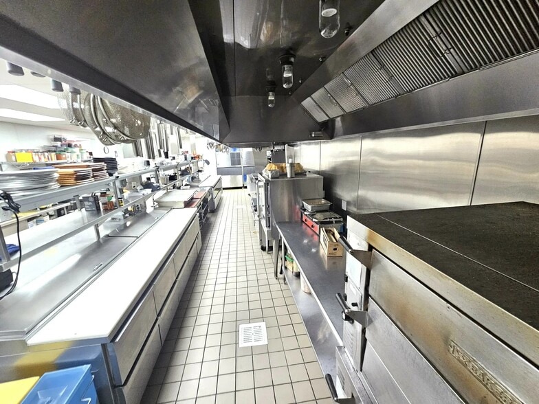 More Photos Of 1525 N Wells St, Chicago Storefront For Lease