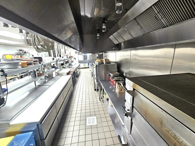 More Photos Of 1525 N Wells St, Chicago Storefront For Lease