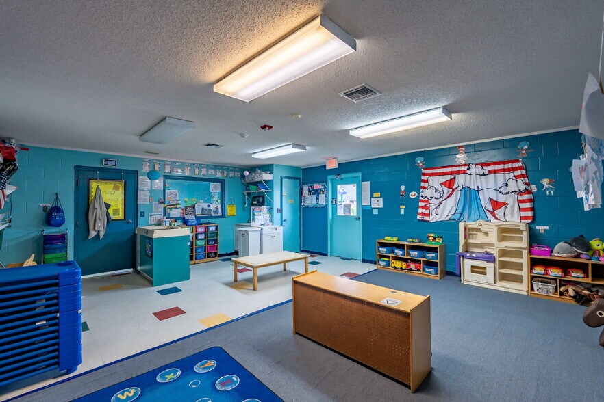More Photos Of 522 NW Turner Rd, Lake City Daycare Center For Sale