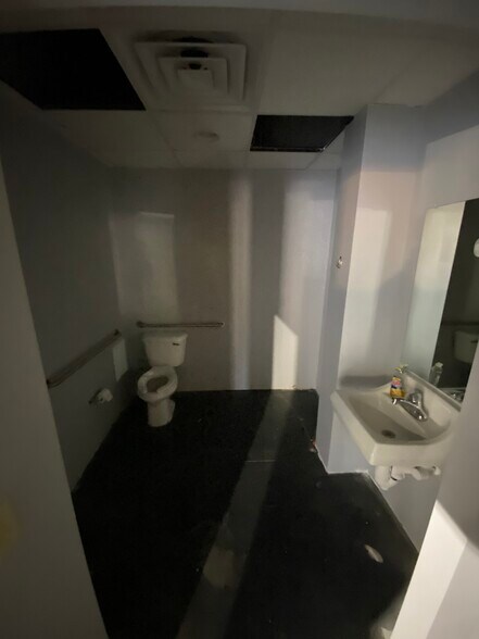 More Photos Of 827 Leonard C Taylor Pkwy, Green Cove Springs Service For Lease