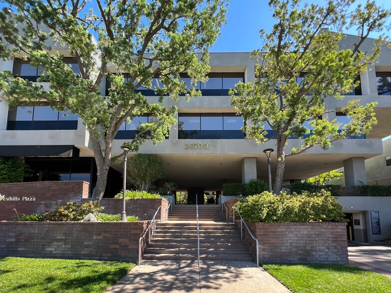 More Photos Of 20700 Ventura Blvd, Woodland Hills Loft Creative Space For Lease