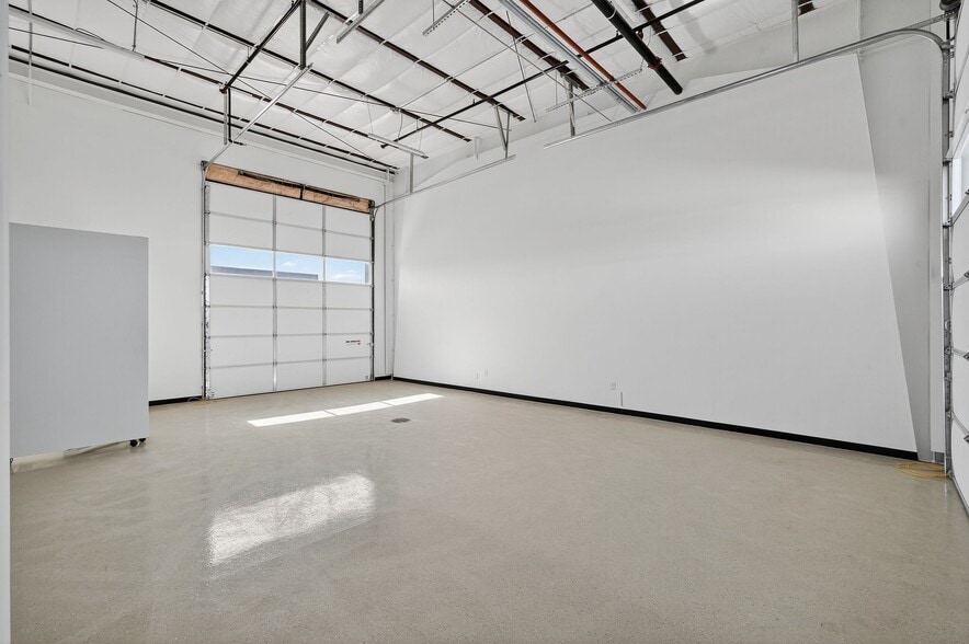 More Photos Of 7915 Glen Harbor Blvd, Glendale Showroom For Lease