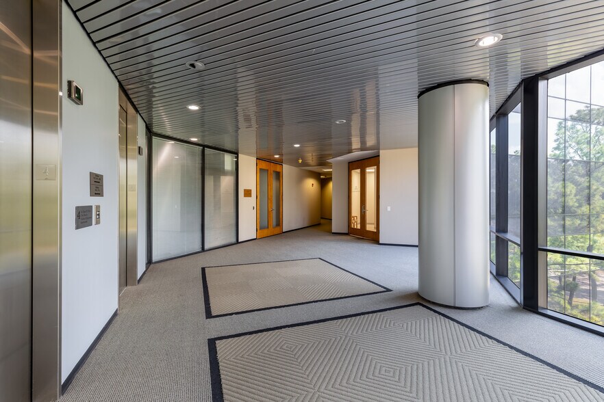 More Photos Of 14550 Torrey Chase Blvd, Houston Office For Lease