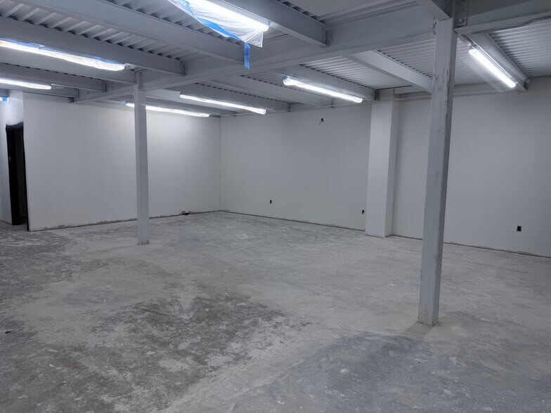 More Photos Of 410 E Church St, Lewisville Showroom For Sale