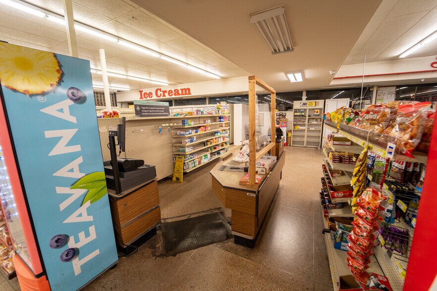 More Photos Of 1302 E Crestwood Dr, Victoria Storefront For Sale