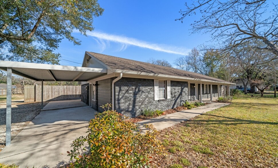 More Photos Of 1707 Bernie Ave, Rosenberg Office For Sale