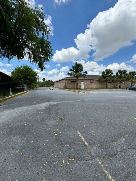 More Photos Of 1060 MacKintosh Dr, Brownsville Office For Sale