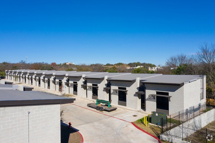 More Photos Of 2307 Thornton Rd, Austin Flex For Lease