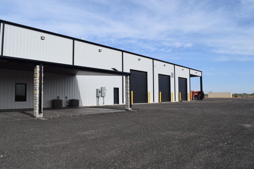 More Photos Of 6306 County 122 Rd, Midland Distribution For Lease