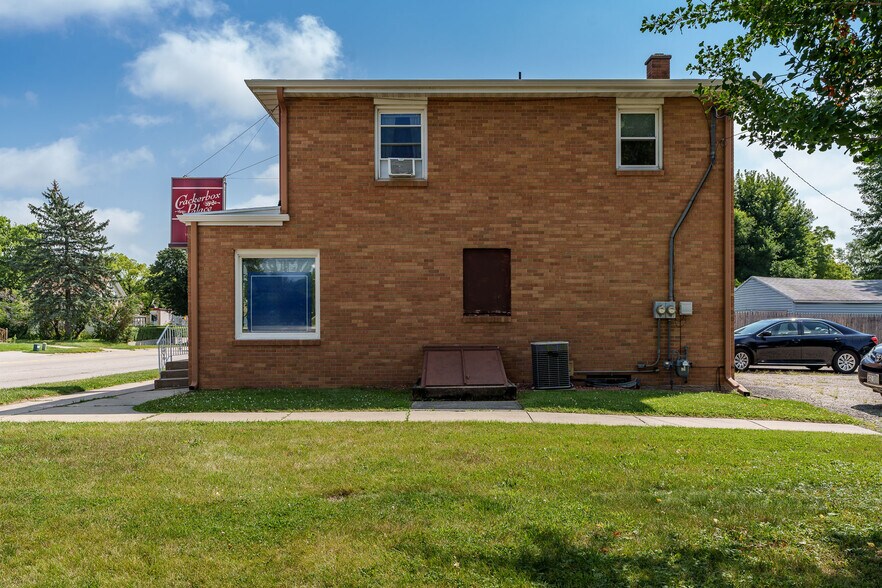 More Photos Of 1321 W Court St, Janesville Apartments For Lease