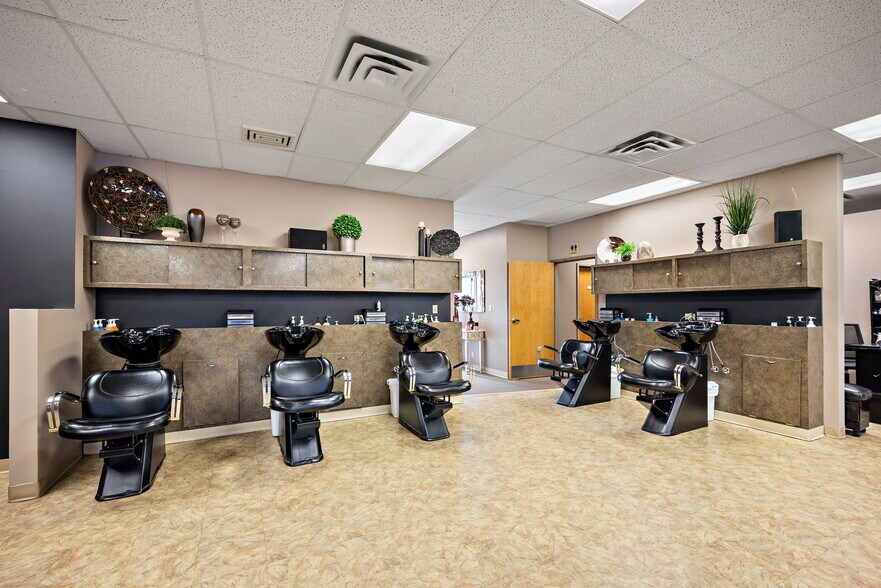 More Photos Of 325-337 NW Northdale Blvd, Coon Rapids Freestanding For Sale