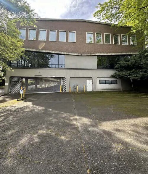 More Photos Of 2828 S Corbett Ave, Portland Office For Sale