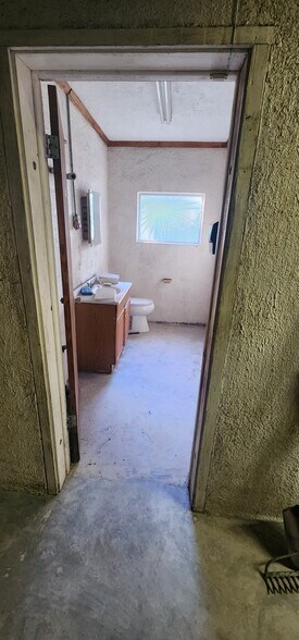 More Photos Of 284 S Center St, Pierson Auto Repair For Lease