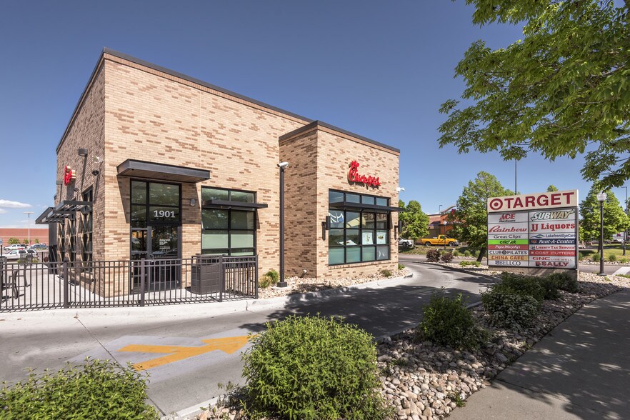 More Photos Of 1711-1975 Sheridan Blvd, Edgewater Unknown For Lease