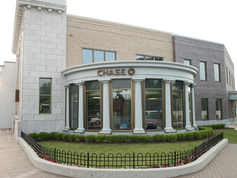 More Photos Of 2255 Wealthy St SE, Grand Rapids Unknown For Lease