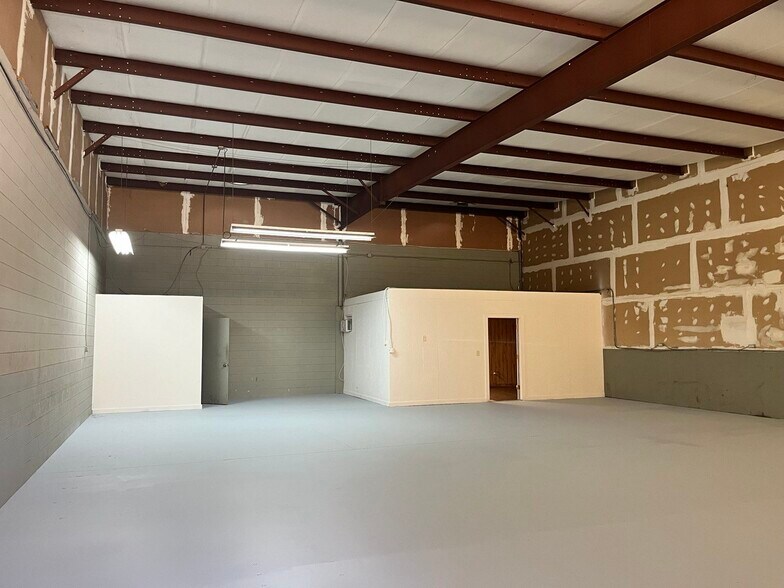 More Photos Of 2829 Badger Rd, Lakeland Warehouse For Lease