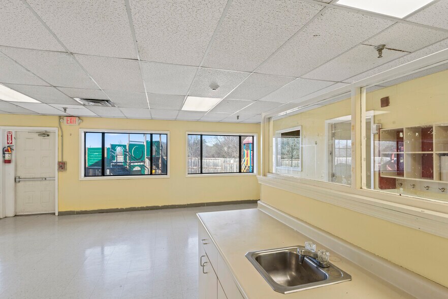 More Photos Of 211 Edds Ln, Sterling Schools For Sale