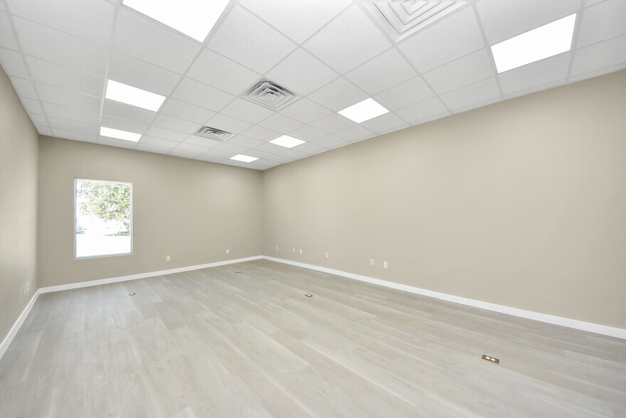 More Photos Of 1563 Live Oak St, Webster Office For Sale