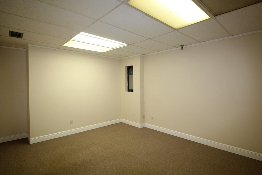 More Photos Of 3511 Walnut St, Jacksonville Warehouse For Lease