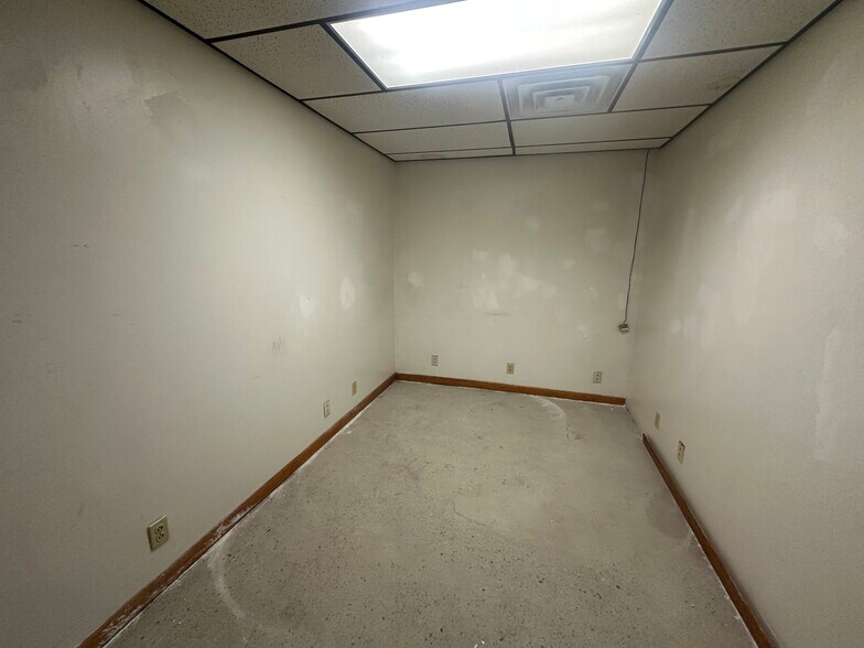 More Photos Of 2250-2266 Military Rd, Tonawanda Warehouse For Lease