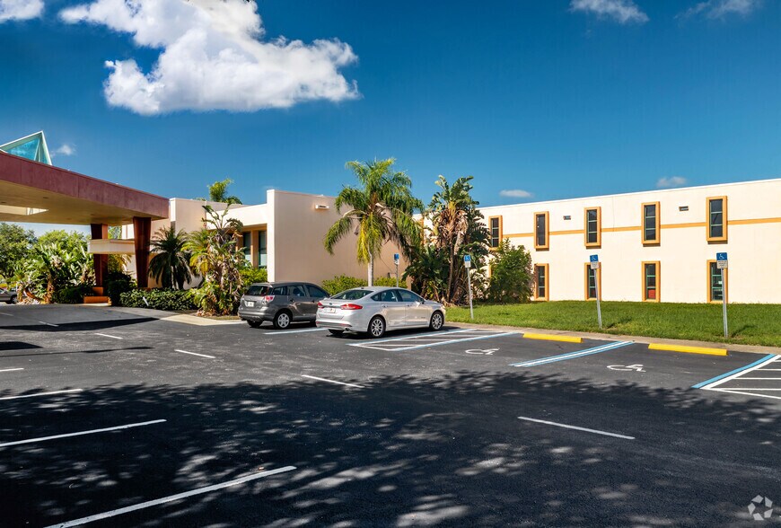 More Photos Of 5000 Park St N, Saint Petersburg Flex For Lease