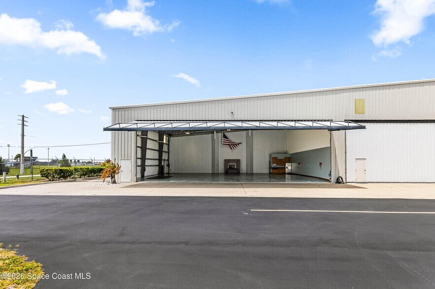 More Photos Of 805 Tower Access Rd, Melbourne Airplane Hangar For Sale