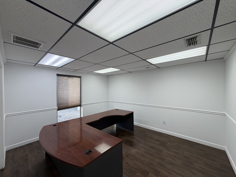 More Photos Of 1412-1414 Viscaya Pky, Cape Coral Warehouse For Lease