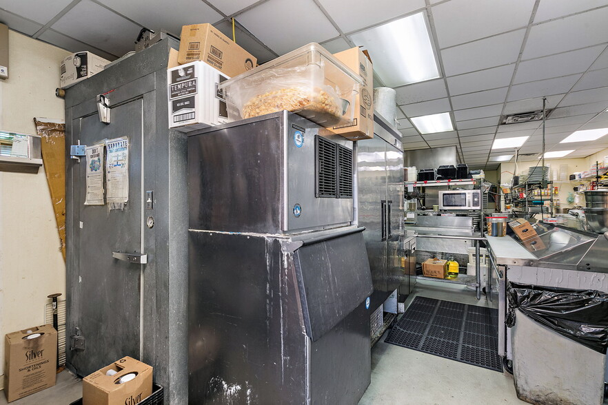 More Photos Of 112 S Maple St, Sycamore Restaurant For Sale