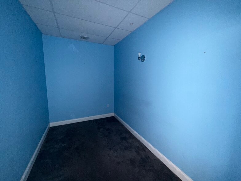 More Photos Of 213 Lake Ave, Saint James Storefront Retail Office For Lease