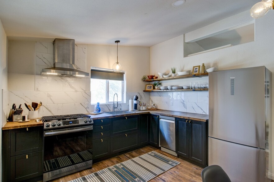 More Photos Of 13383 Sierra Way, Kernville Hotel For Sale