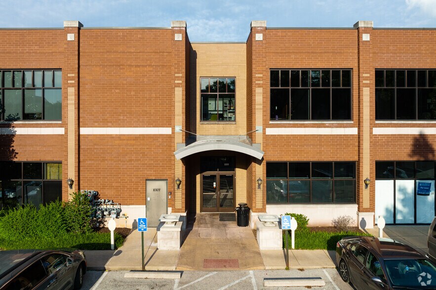 More Photos Of 220 W Lockwood Ave, Webster Groves Storefront Retail Office For Lease