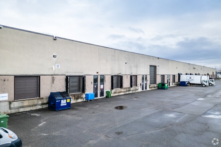 More Photos Of 2262-2300 Ch Saint-François, Dorval Light Manufacturing For Lease