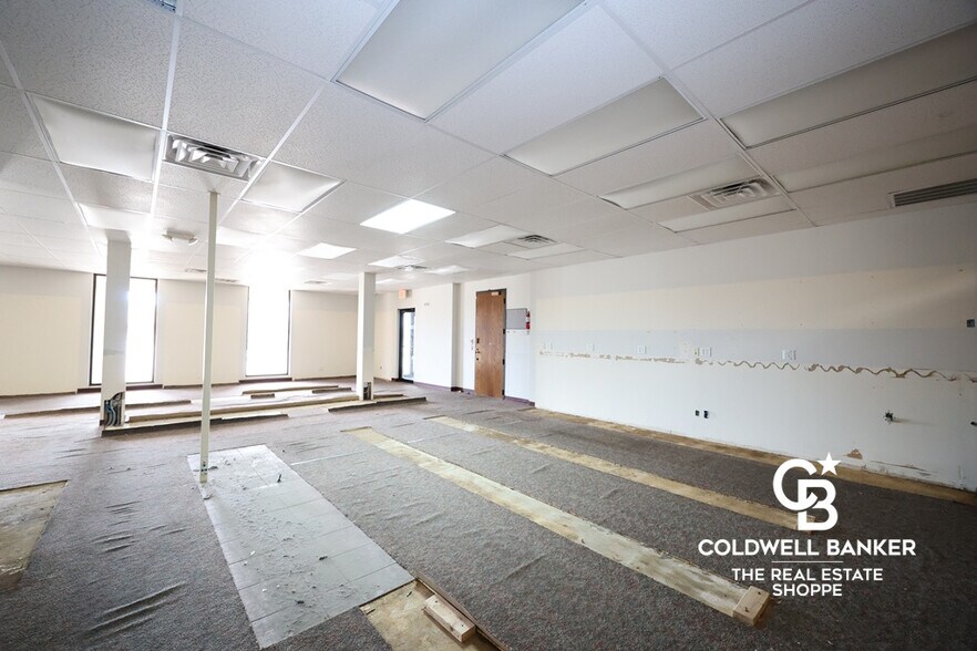 More Photos Of 911 N Main St, Garden City Office For Sale