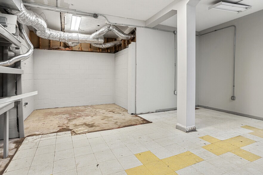 More Photos Of 101 W Laurel Ave, Damascus General Retail For Sale